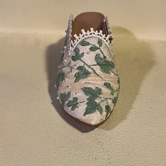 Just the Right Shoe Touch of Lace - Picture 1 of 11